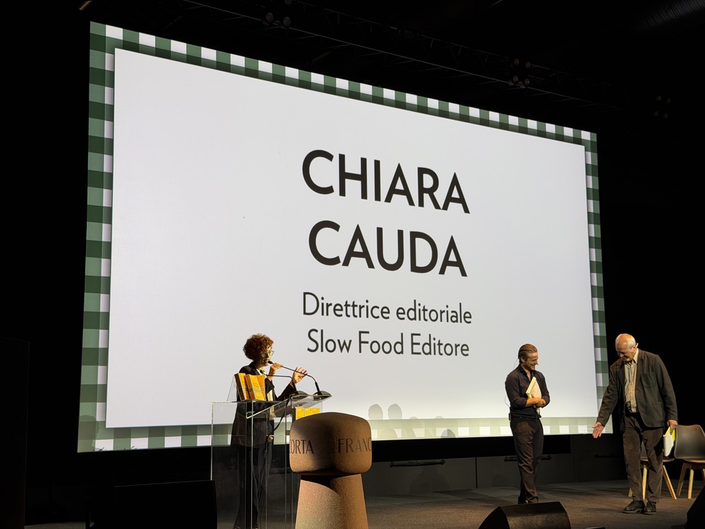 Presentazione di Chiara Cauda, direttrice editoriale di Slow Food Editore, durante un evento. Sullo schermo è visibile il suo nome e titolo.