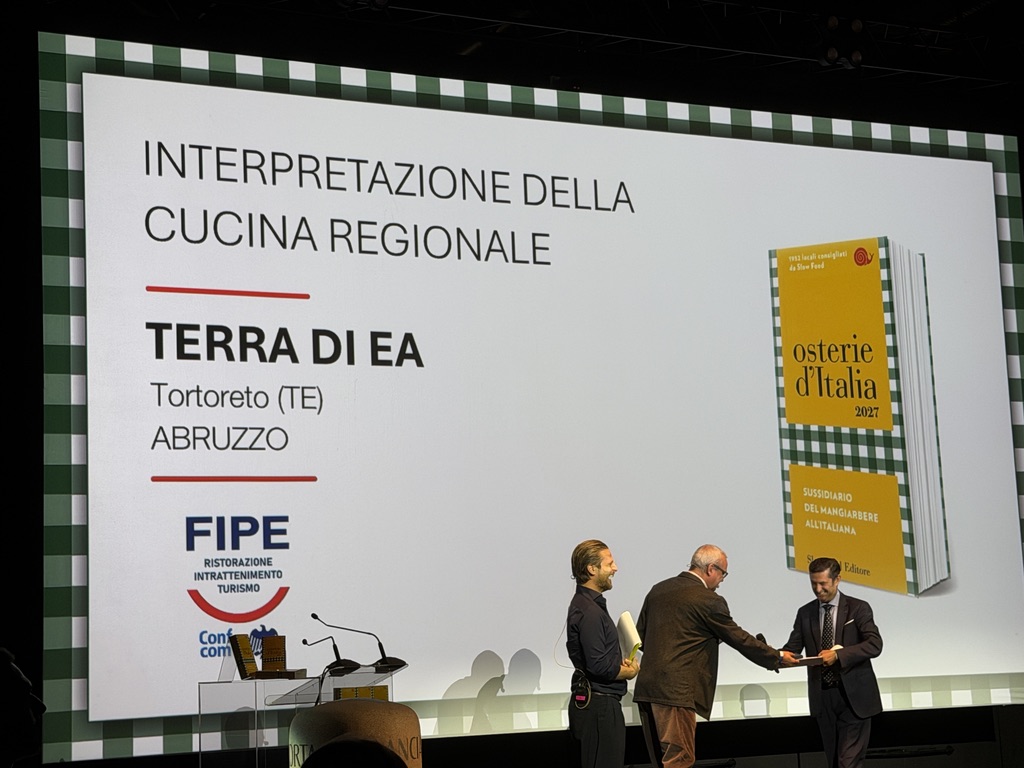 Presentazione del libro 'Osterie d'Italia 2027' con un focus sulla cucina regionale, in particolare su Terra di Ea di Tortoreto, Abruzzo.