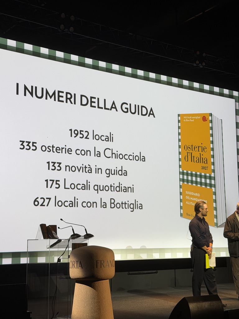 Presentazione di una guida culinaria con cifre significative sui locali in Italia: 1952 locali, 335 osterie con la Chiocciola, 133 novità, 175 locali quotidiani e 627 con la Bottiglia.