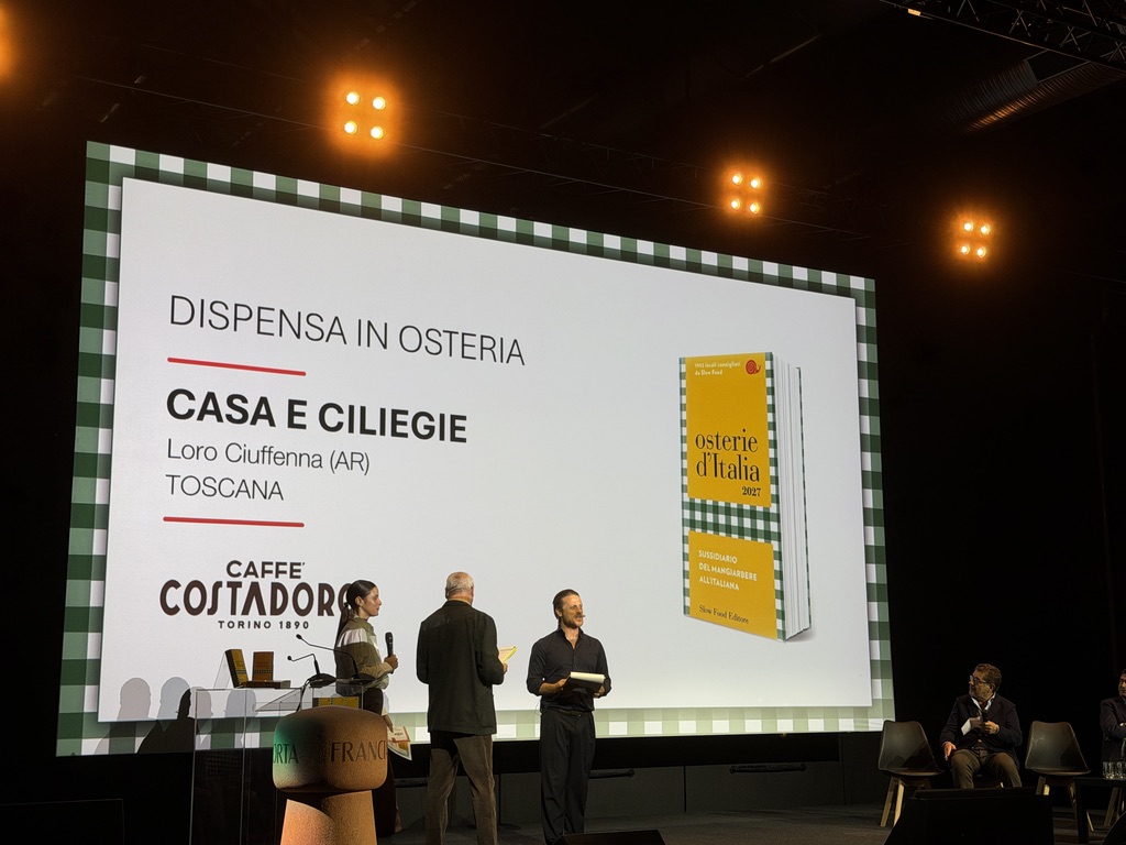 Evento che presenta la guida 'Osterie d'Italia 2027' con menzione a 'Casa e Ciliegie' in Loro Ciuffenna, Toscana.