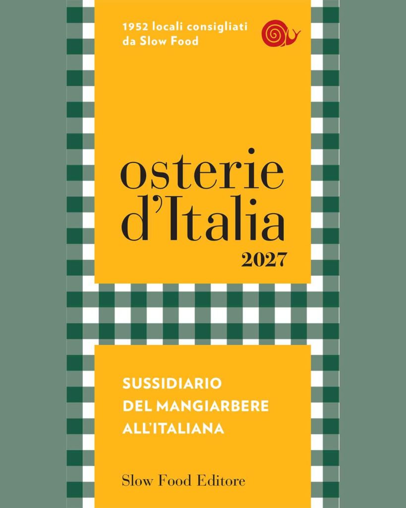 Copertina del libro 'Osterie d'Italia 2027' di Slow Food, con sfondo giallo e un motivo a scacchi verdi e bianchi.